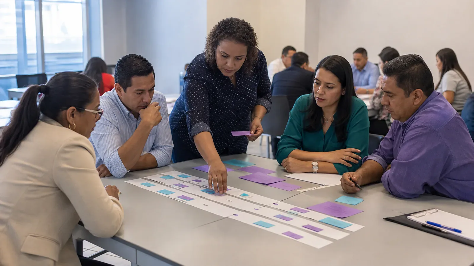 Personal de servicio público rediseña un flujo de atención ciudadana durante un taller facilitado.