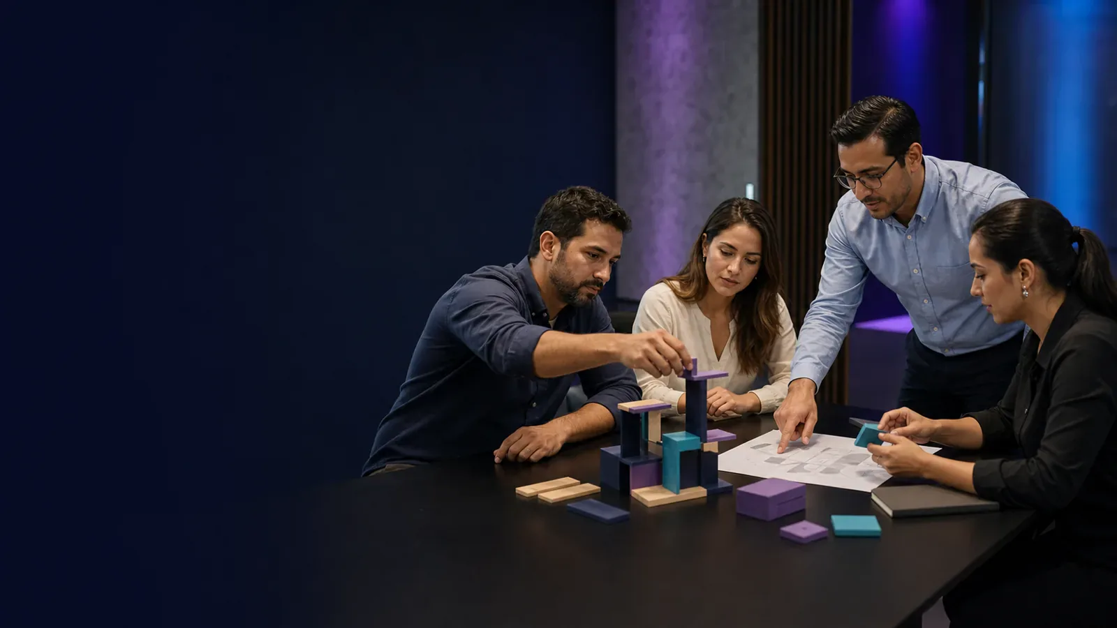 Cuatro profesionales latinoamericanos colaboran para construir una estructura modular durante un reto de team building.