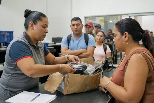 Service agent resolves a damaged-package case with a customer.