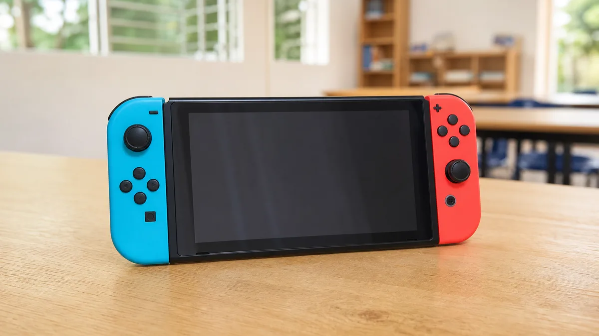 Consola Nintendo Switch usada con controles azul y rojo y la pantalla apagada.